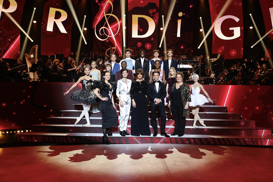 groupe de personnes sur le plateau