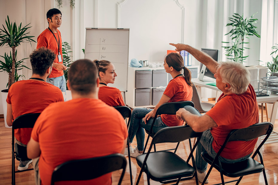 groupe volontaires discutent