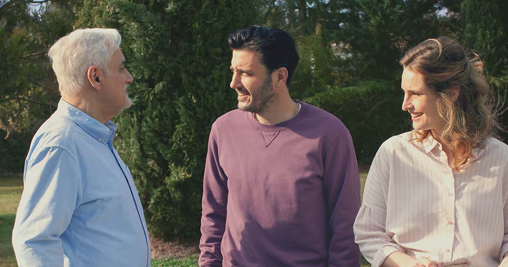 deux hommes femme discutent