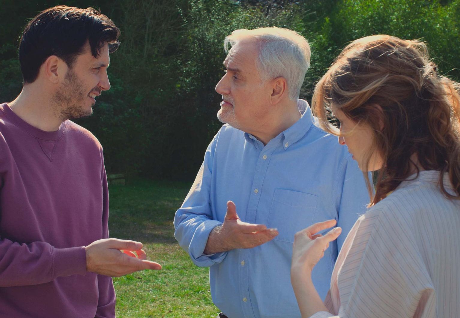 deux hommes une femme discutent