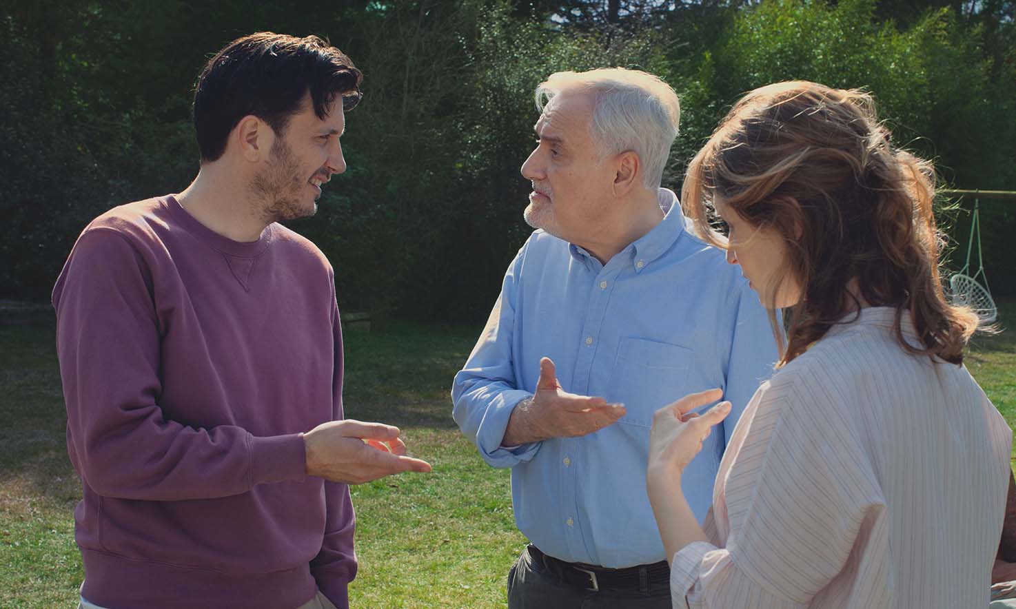 deux hommes une femme discutent