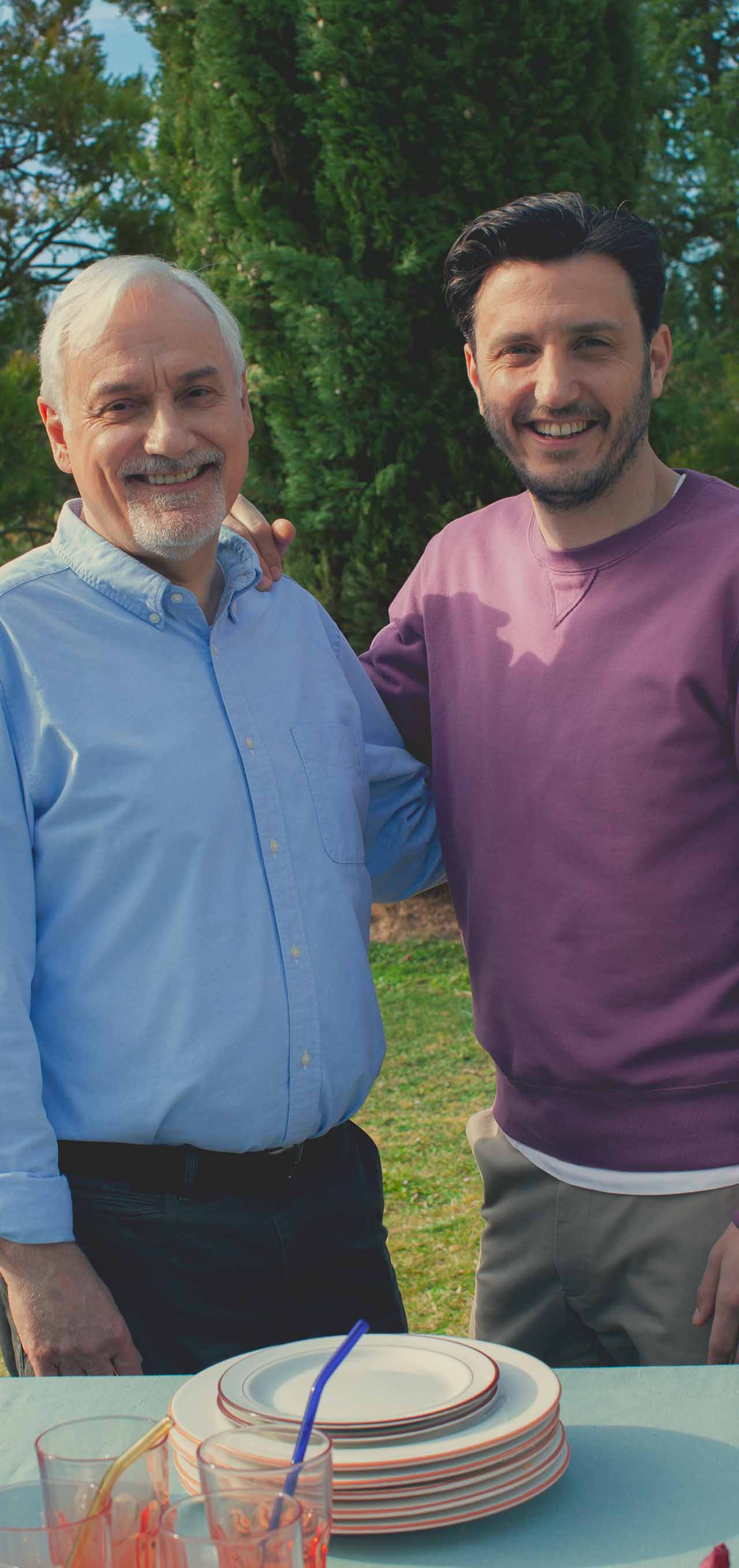 deux hommes souriant