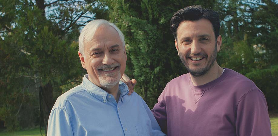 deux hommes souriant